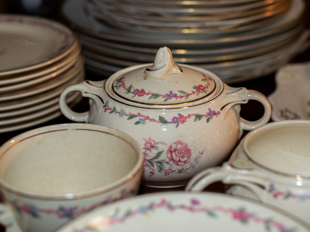 Does Crazing in Vintage Dishware Matter? Here’s What Experts Say