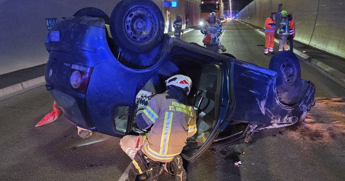 Schock für Lenkerin - Auto streifte Lkw – und überschlug sich im Tunnel