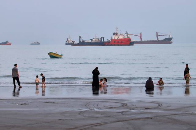 Possible Strait of Hormuz deal, a large attack in Yemen and other Mideast news