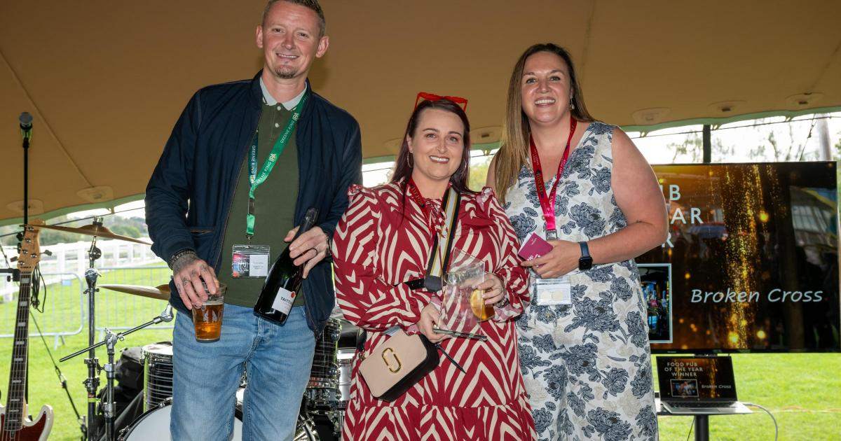 Landlords at popular pub thank customers and staff after bagging brewery award