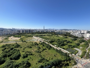 정부는 “용도 바꿔 주택 공급”… 현장에선 “학교부지 협의만 몇 년” [부동산360]