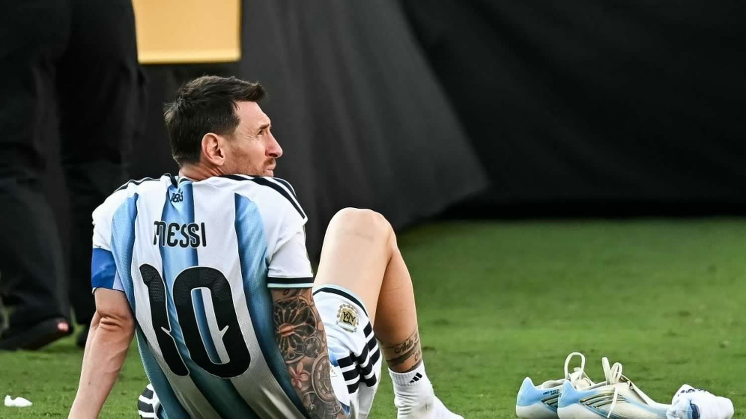 Lionel Messi émet des doutes sur le fait qu'il jouera "encore longtemps" dans une lettre d'adieu à son père décédé