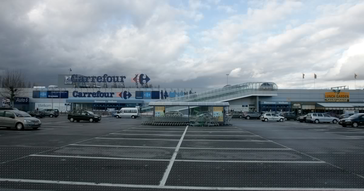 Les voitures électriques interdites sur ce parking d’un hypermarché de la périphérie bruxelloise : “Cela pourrait occasionner des dommages”