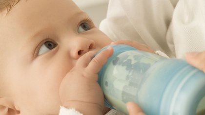 Laits infantiles contaminés : huit familles et l’association Foodwatch portent plainte