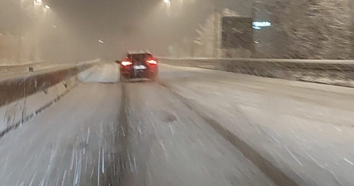 Mitten in der Nacht - Frau im Schneetreiben auf Straße – von Pkw erfasst