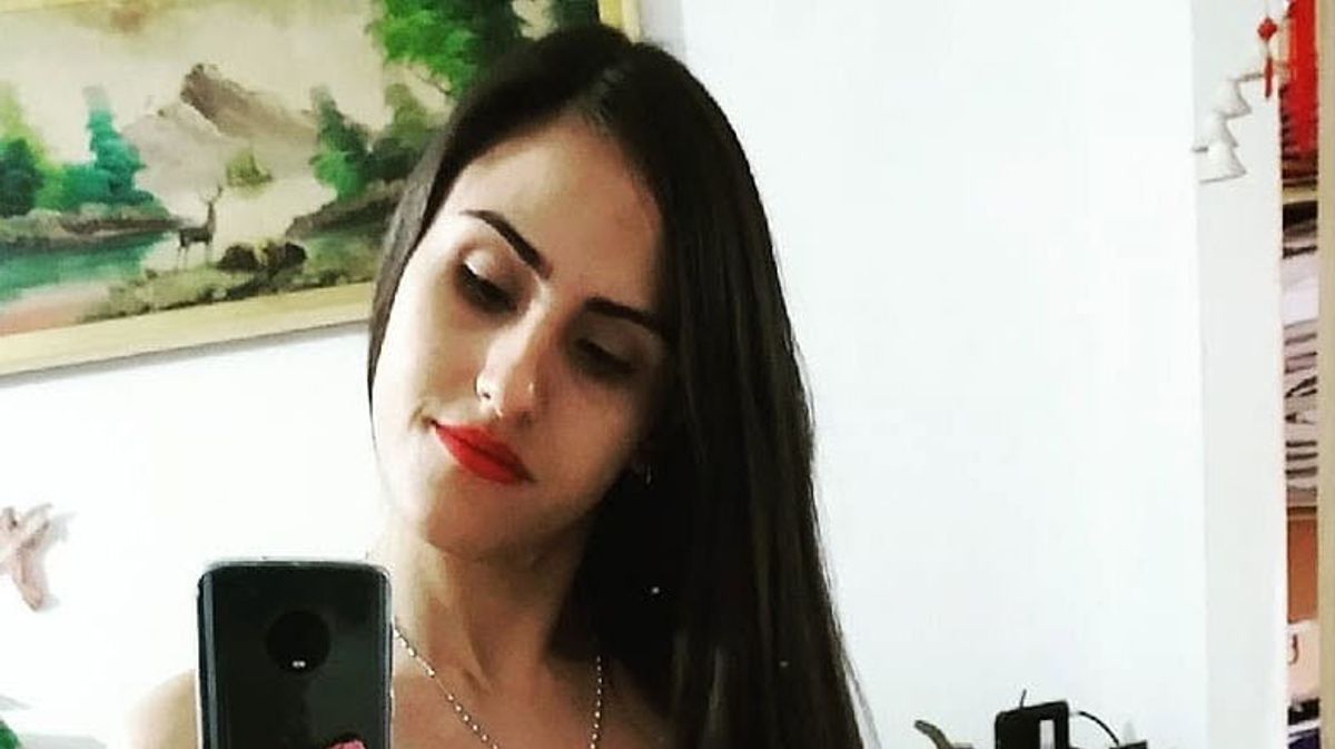 Woman dies after 'falling on wine glass’ at party that 'shattered and sliced throat'