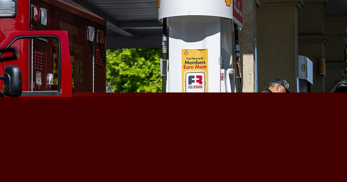 US average gas price rises above $4 a gallon again