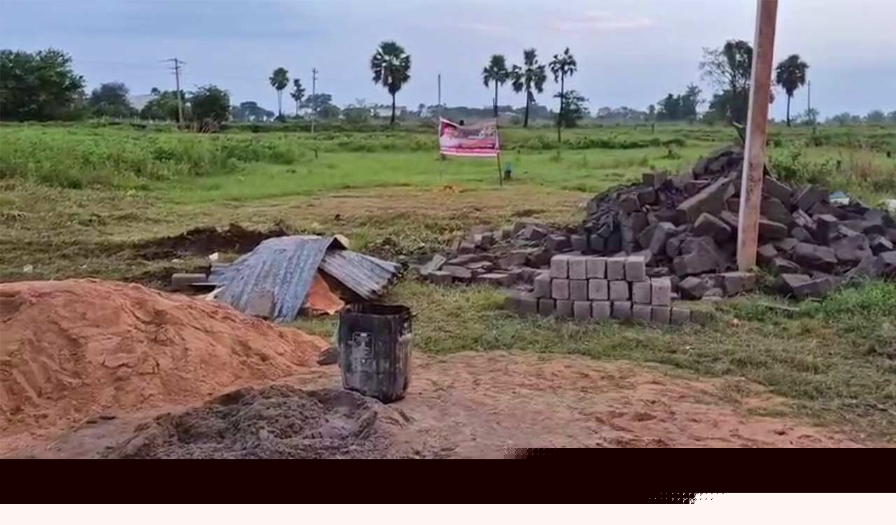 BRS protests demolition of pedestal for former MLA Sudharshan Reddy’s statue in Narsampet
