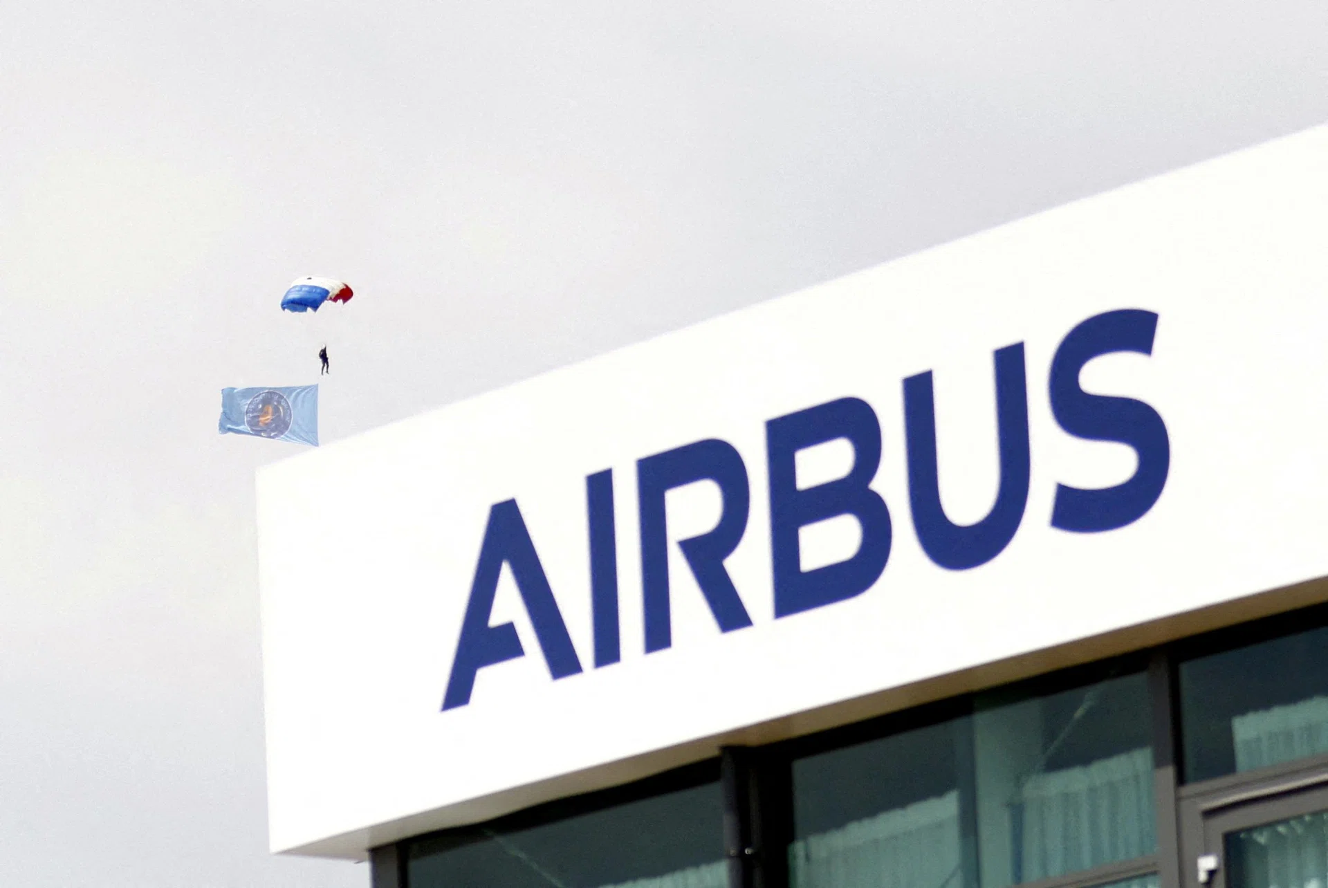 Airbus walks political tightrope with US, China expansion