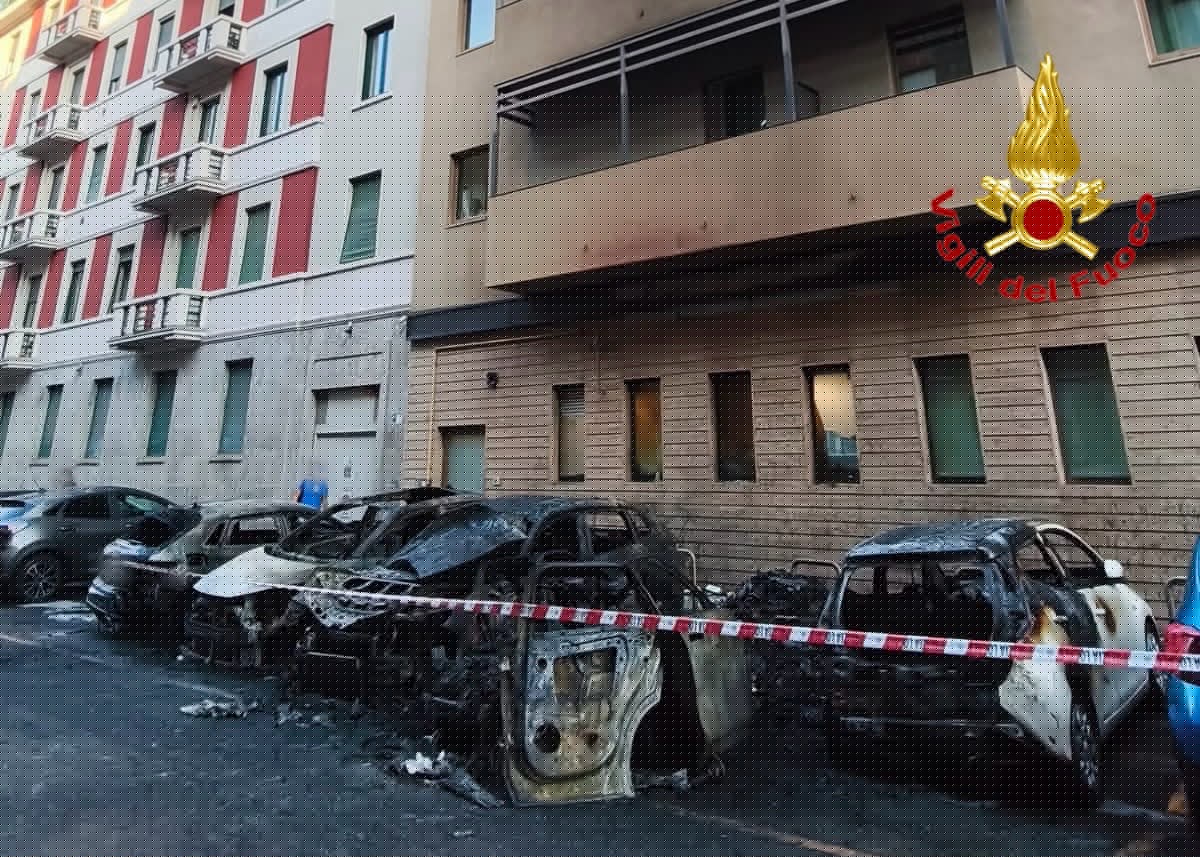 Incendio all’alba a Milano coinvolge 13 auto, evacuato un albergo. Per i vigili del fuoco rogo innescato da una batteria al litio