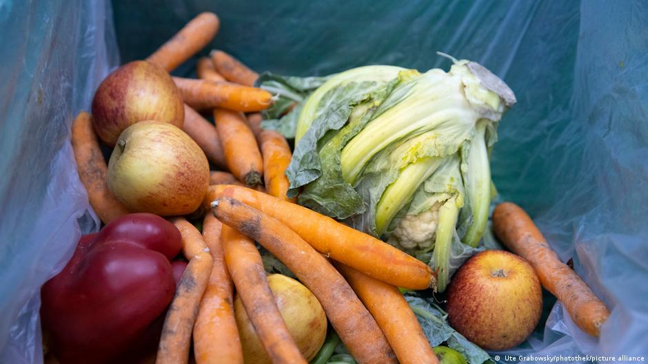 EU to slash food and fast fashion waste