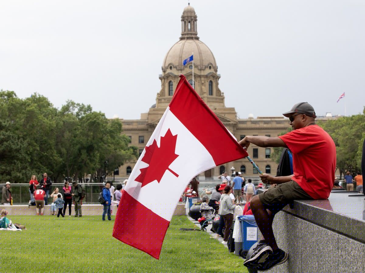 New poll shows Albertans in every region in support of staying in Canada