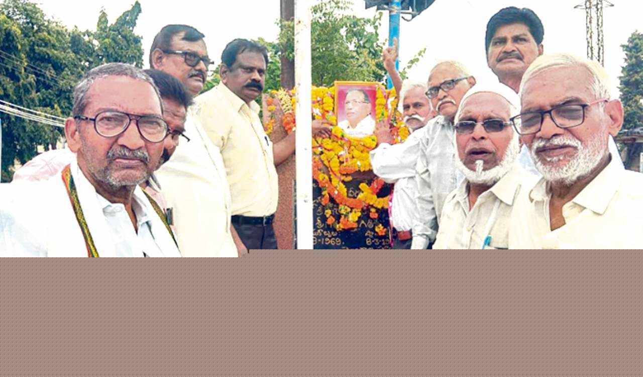 Statehood martyrs Dastagiri, Ramachander remembered; homage paid to Prof. Jayashankar