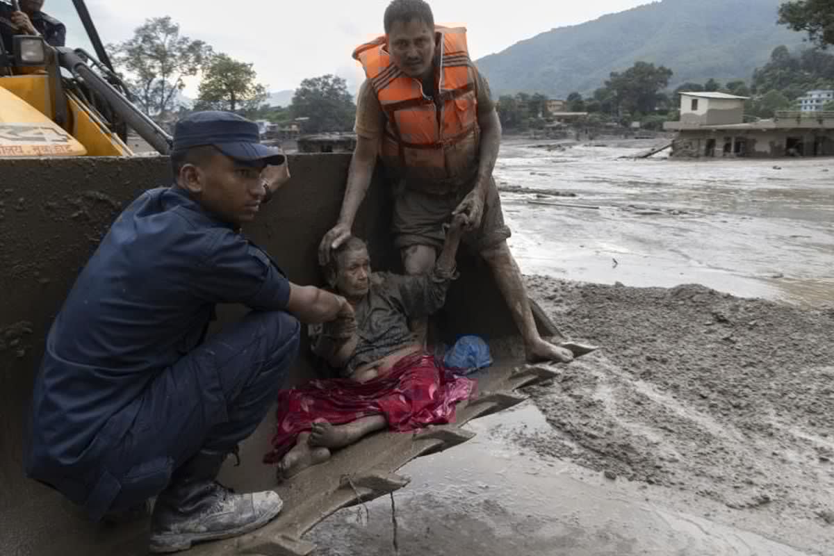 Nepal'deki selde hayatını kaybedenlerin sayısı 332'e çıktı