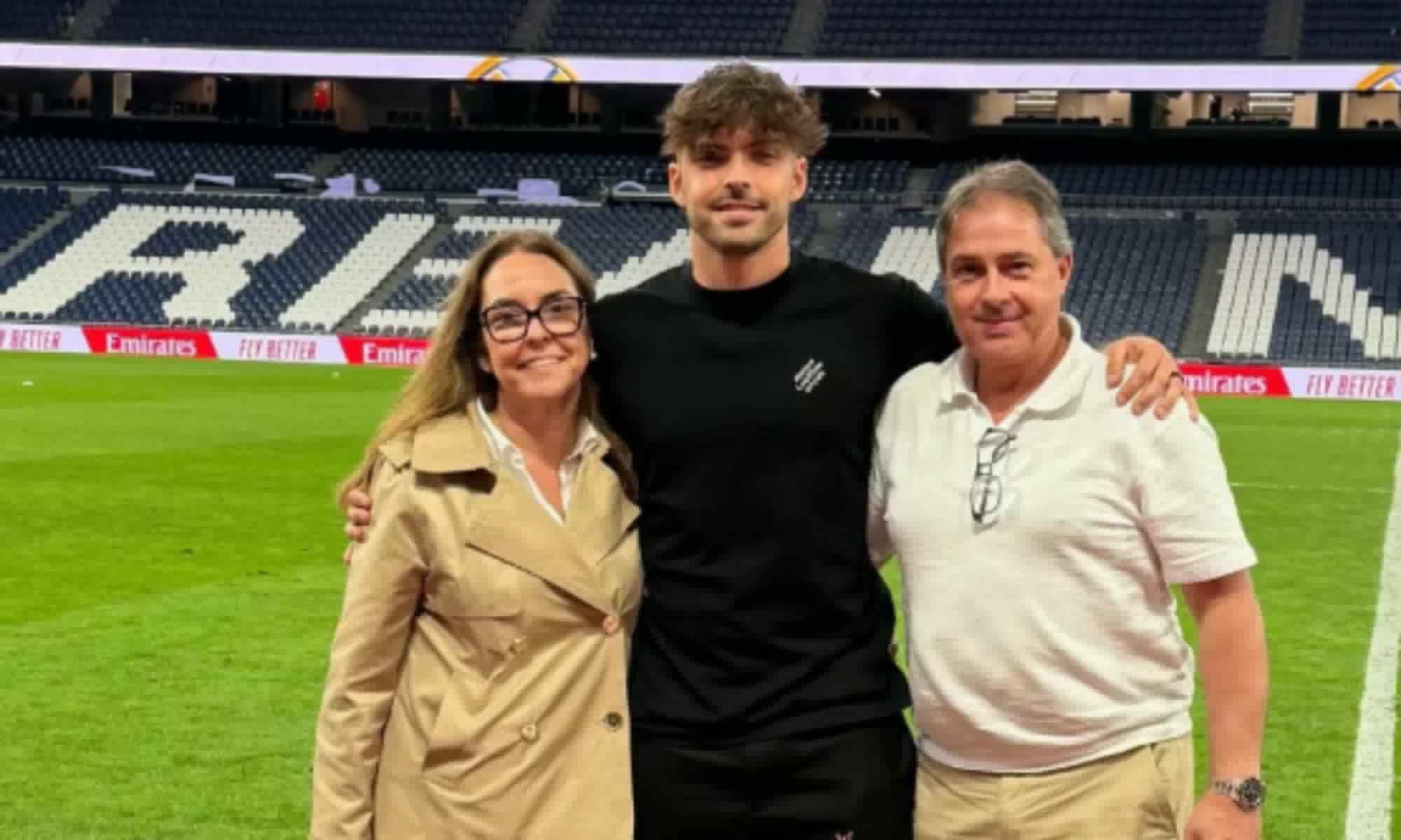 Raúl Asencio, sobre su familia: "Mi padre tiene un taller mecánico y mi madre es funcionaria de Correos, no han dejado de trabajar porque yo sea futbolista del Real Madrid"