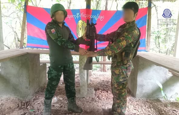 လယ်ဒိုတွင် နှစ်ရက်အတွင်း စစ်အုပ်စုတပ်ဖွဲ့ဝင် (၄) ဦး KNLA ထံ ဘက်ပြောင်းခိုလှုံ