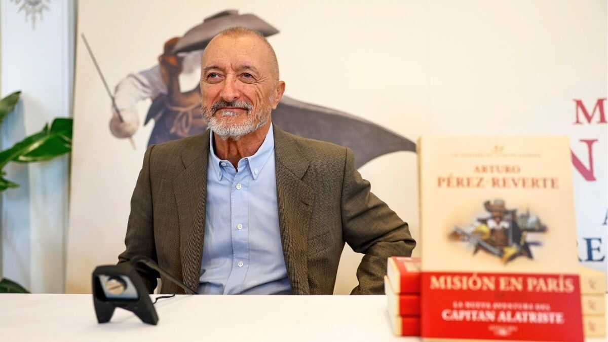 Pérez-Reverte aplaza jornadas de Guerra Civil por amenazas