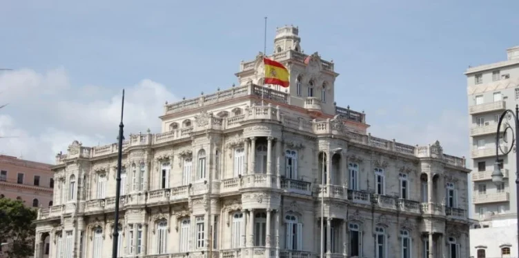 Embajadas y empresas extranjeras revisan planes de evacuación ante la crisis en Cuba