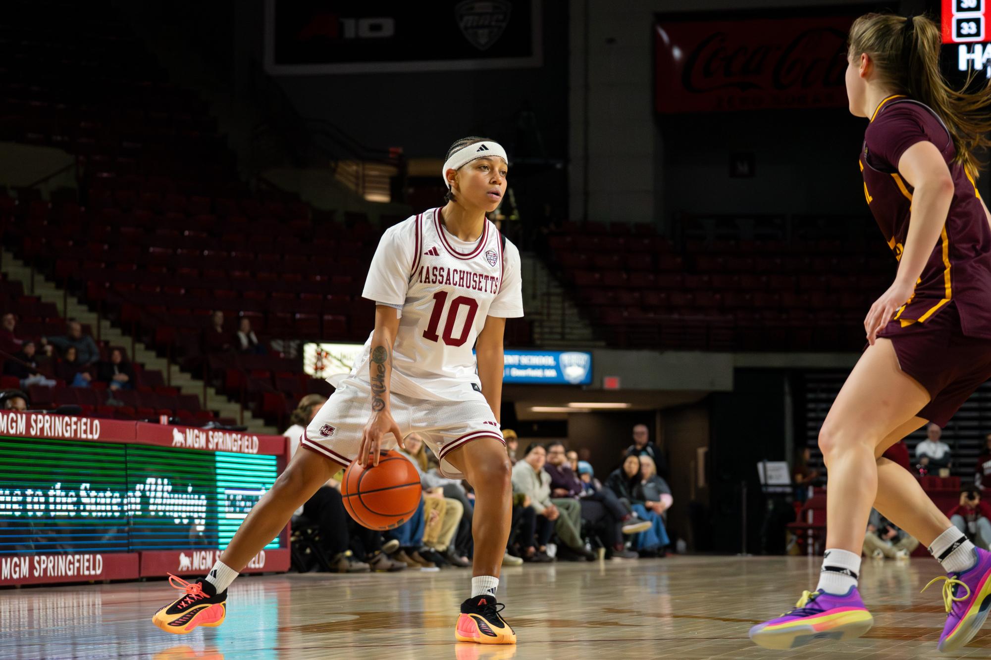 UMass wins back-and-forth battle in Athens Ohio 85-76
