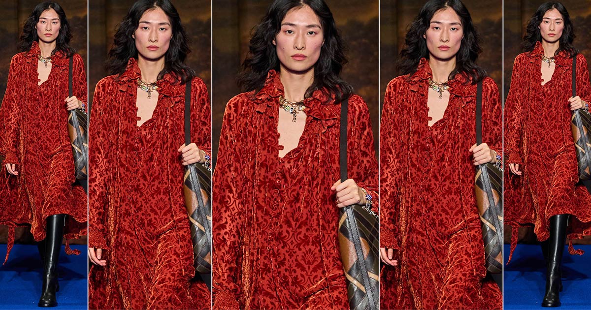 Un abito damascato, in versione giovanile. Burberry riesce nell'impresa e rilancia il look di corte