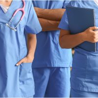 Gorj: Șase persoane, între care un medic și trei asistenți medicali, reținute după perchezițiile de la cabinetele de medicina muncii din Târgu Jiu | AUDIO