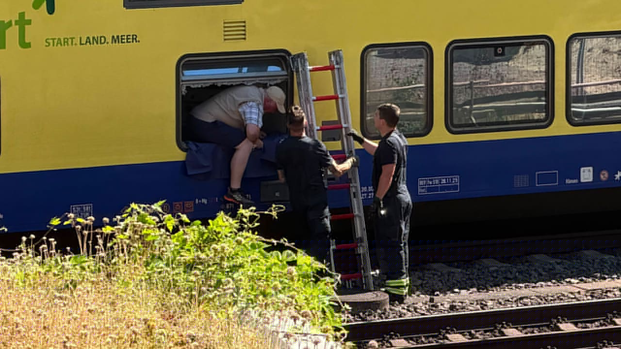 Notruf nach der Notdurft - Reisender durch Zugfenster aus Bahn-Klo gerettet