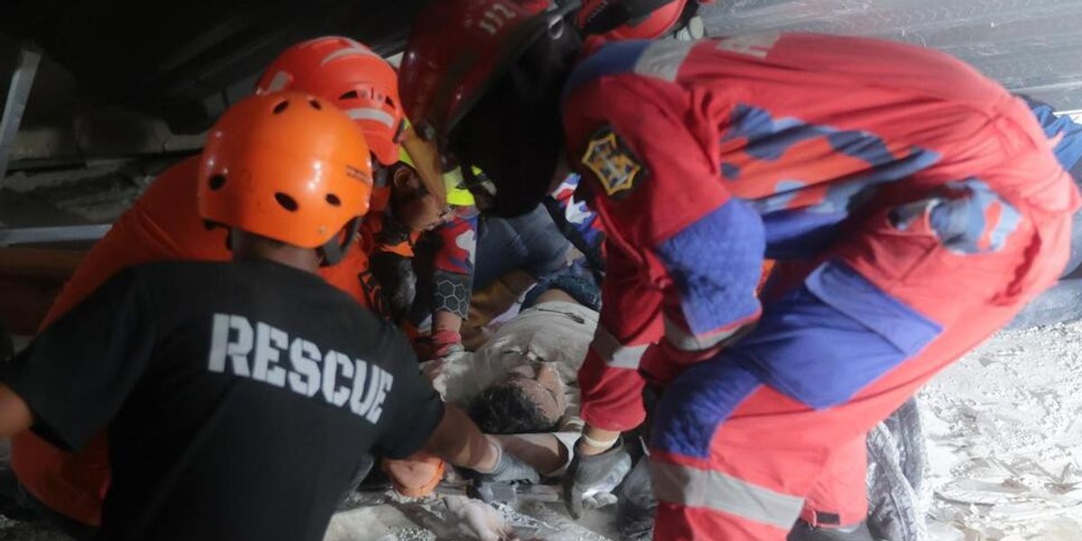 Momenti kur disa nxënës nxirren nga rrënojat, pas shembjes së një shkolle në Indonezi