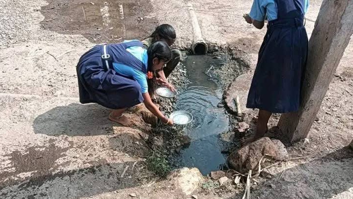 Karnataka: Children wash midday meal plates beside a drain in Bagalkot school, photo goes viral