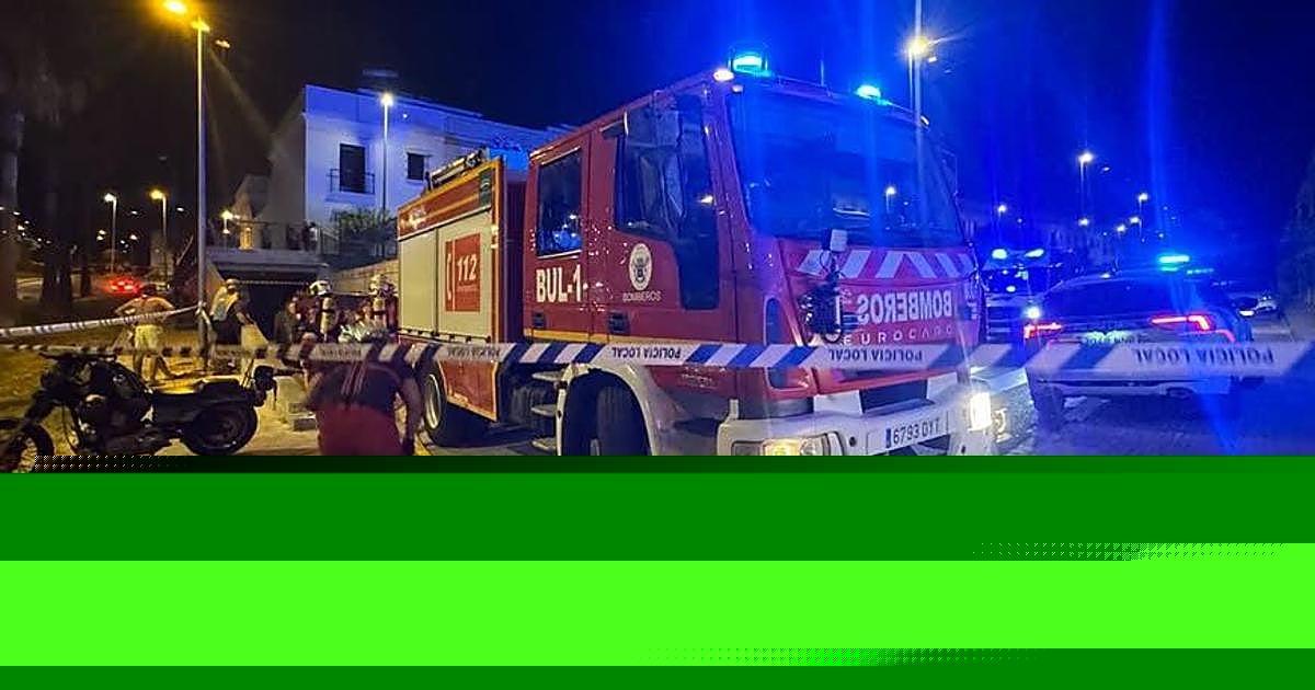 Un incendio en el sótano de una urbanización en Arahal deja más de 50 viviendas afectadas y varios vehículos
