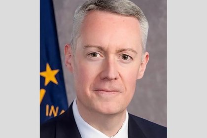 Senador de Indiana es víctima de un guantazo luego de que Trump lo criticara por la redistribución de distritos