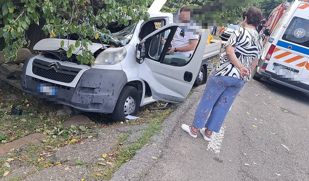 Accident rutier în Oituz: două persoane rănite după ce o mașină a intrat într-un copac
