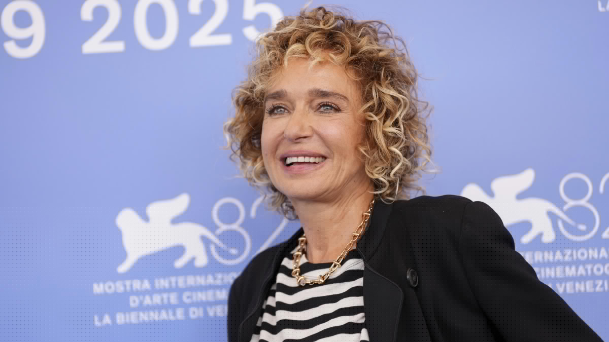 “Da quando ho smesso di fumare, sono una iena. Non tollero più niente. Mi partono dei livelli di incazzatura incredibili. L’egoismo è un sentimento naturale, non lo demonizzo”: parla Valeria Golino