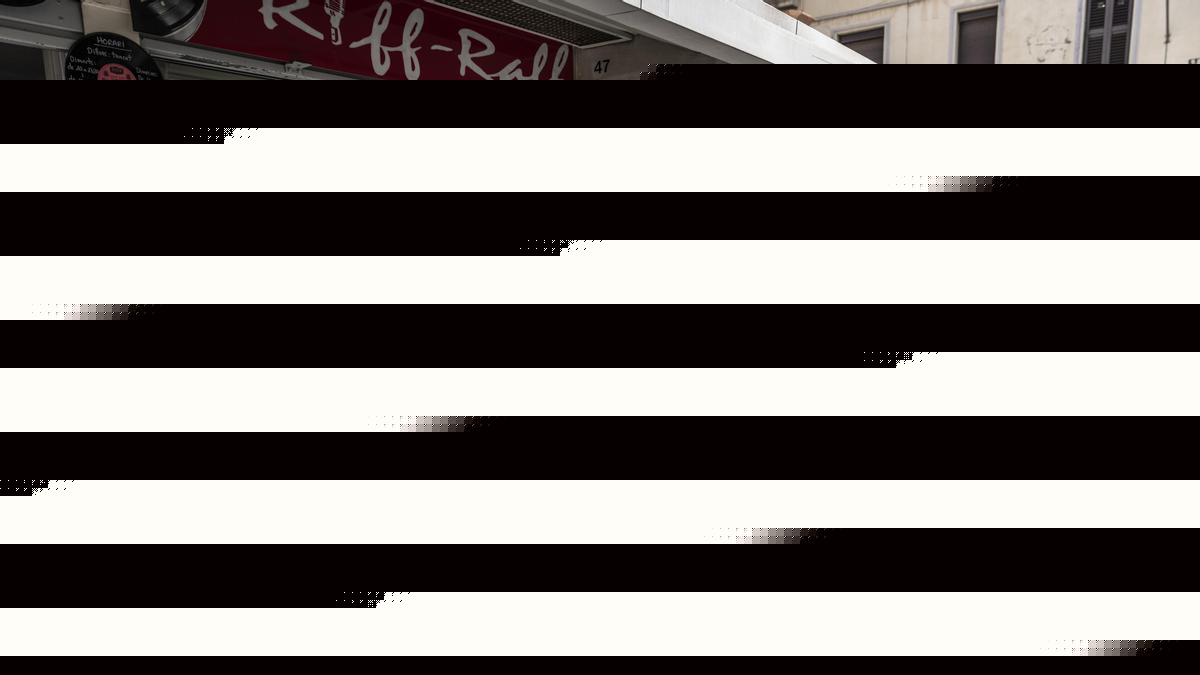 Discos Riff Raff, la tienda de vinilos que resiste en un mercado de L'Hospitalet: "Rosalía me salvó las Navidades"