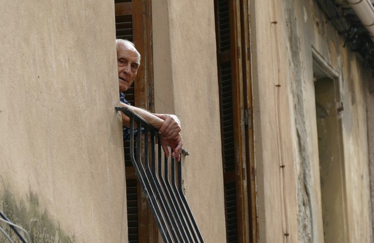 Anziani: Alleanza contro la povertà, “il caldo, l’isolamento sociale e impossibilità economica di climatizzare la casa rischi grandi durante l’estate”