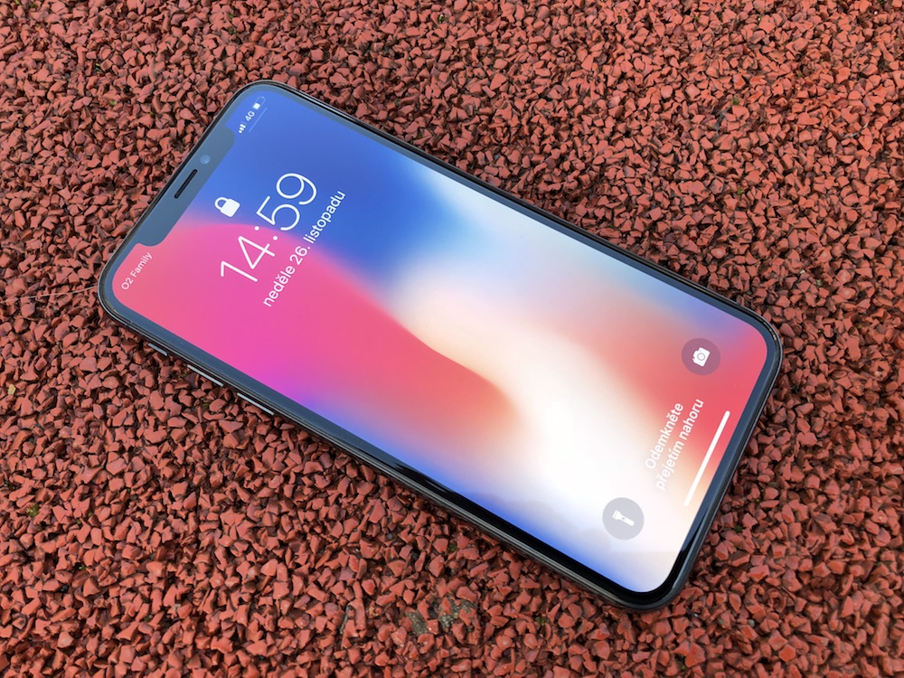 Deset let od prvního iPhonu přišel šok. iPhone X odstartoval revoluci s Face ID, ze které Apple těží dodnes