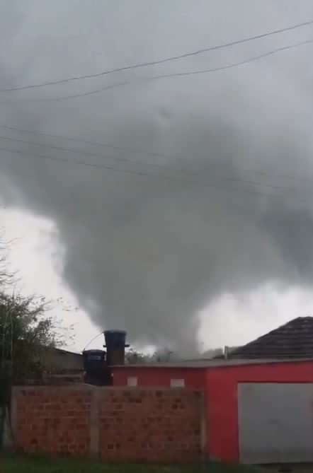 Com ventos de até 120 km/h, temporal tem tornado, gera desabrigados e derruba muro de presídio no RS
