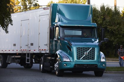 Electric Volvo VNR trucks to support City Harvest in New York