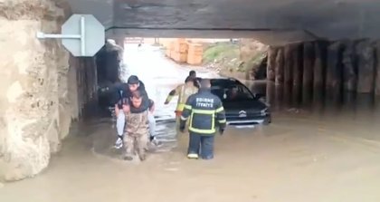 Edirne’de sağanak etkili oldu, yollar göle döndü