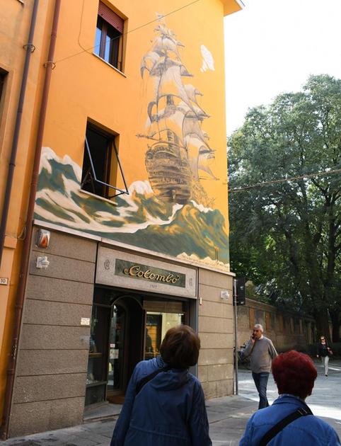 Un galeone nell’esagono. Il murale di Mister Dada: "Incarna la forza dei sogni"