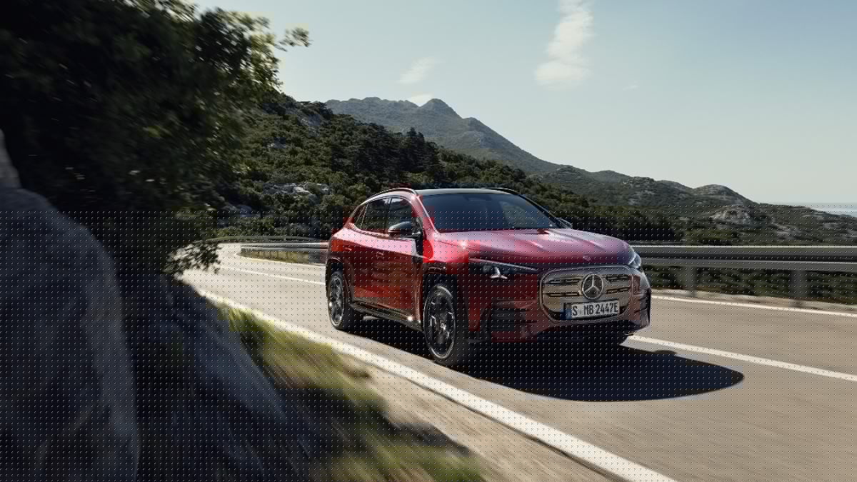 Mercedes rilancia la GLA. Prima elettrica, poi arriverà la mild hybrid – FOTO