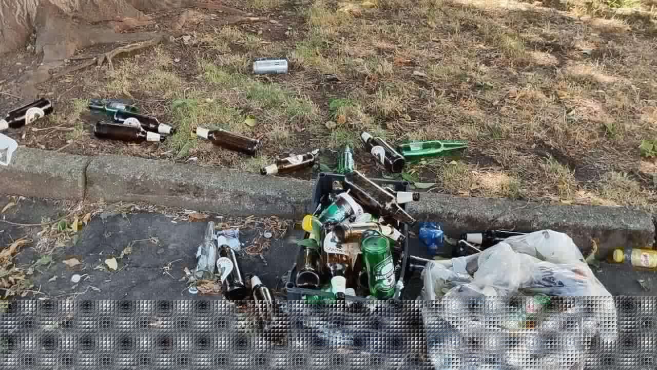 Risse, rapine, bivacchi notturni e atti vandalici: così si prova a risolvere il degrado di piazza Tirana