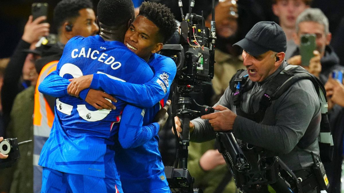 Premier League: FC Chelsea gewinnt in der Nachspielzeit gegen FC Liverpool, Florian Wirtz von der Bank