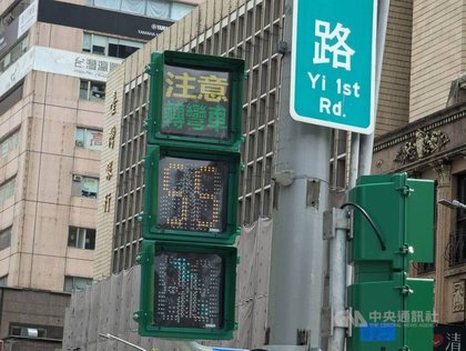 No penalty for pedestrians crossing on flashing green starting April