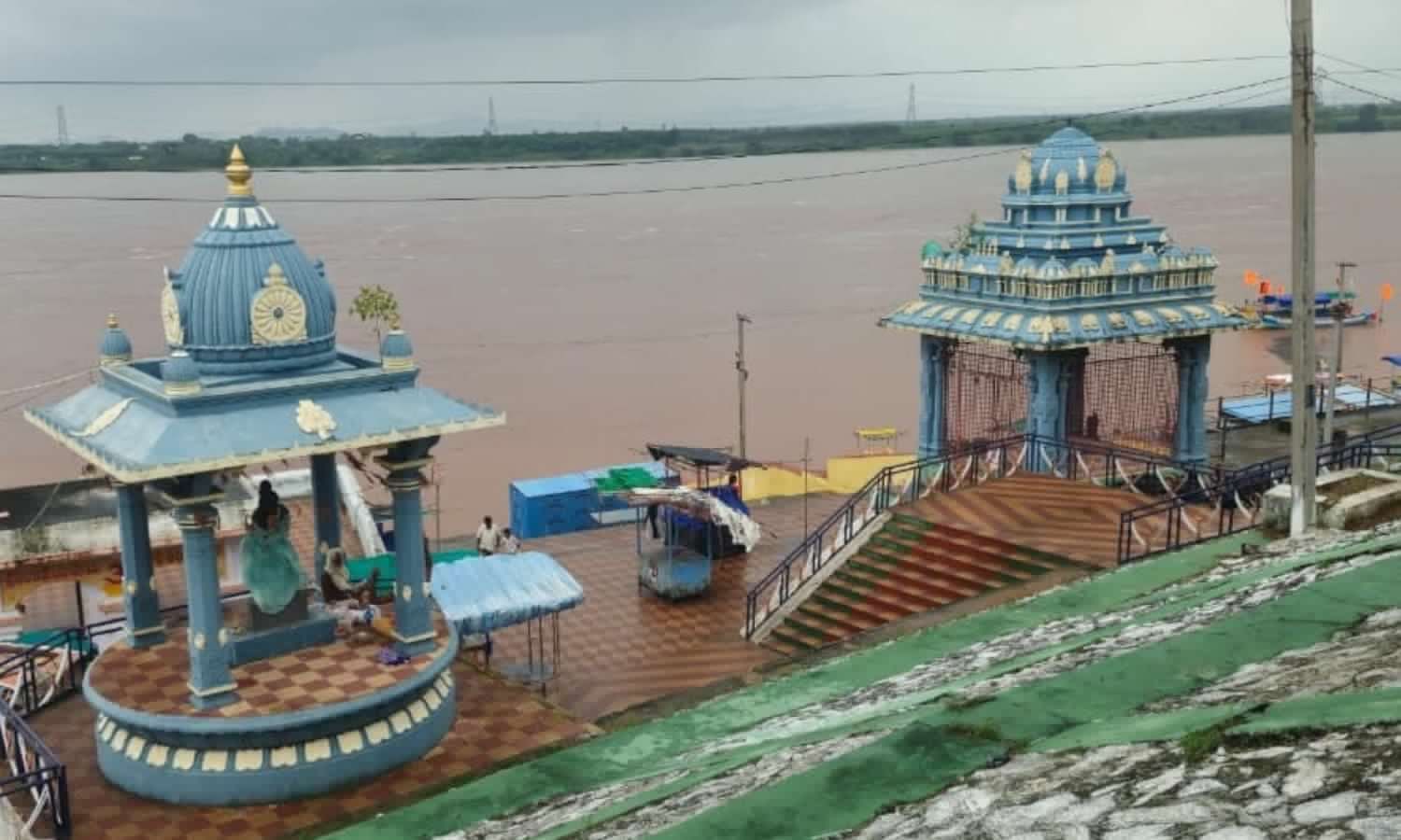 Godavari flood threat looms as water level likely to touch 43 feet at Bhadrachalam