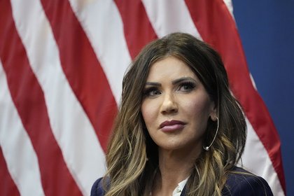 DHS Review Finds No Evidence Alex Pretti Brandished a Weapon Despite Claims From Kristi Noem