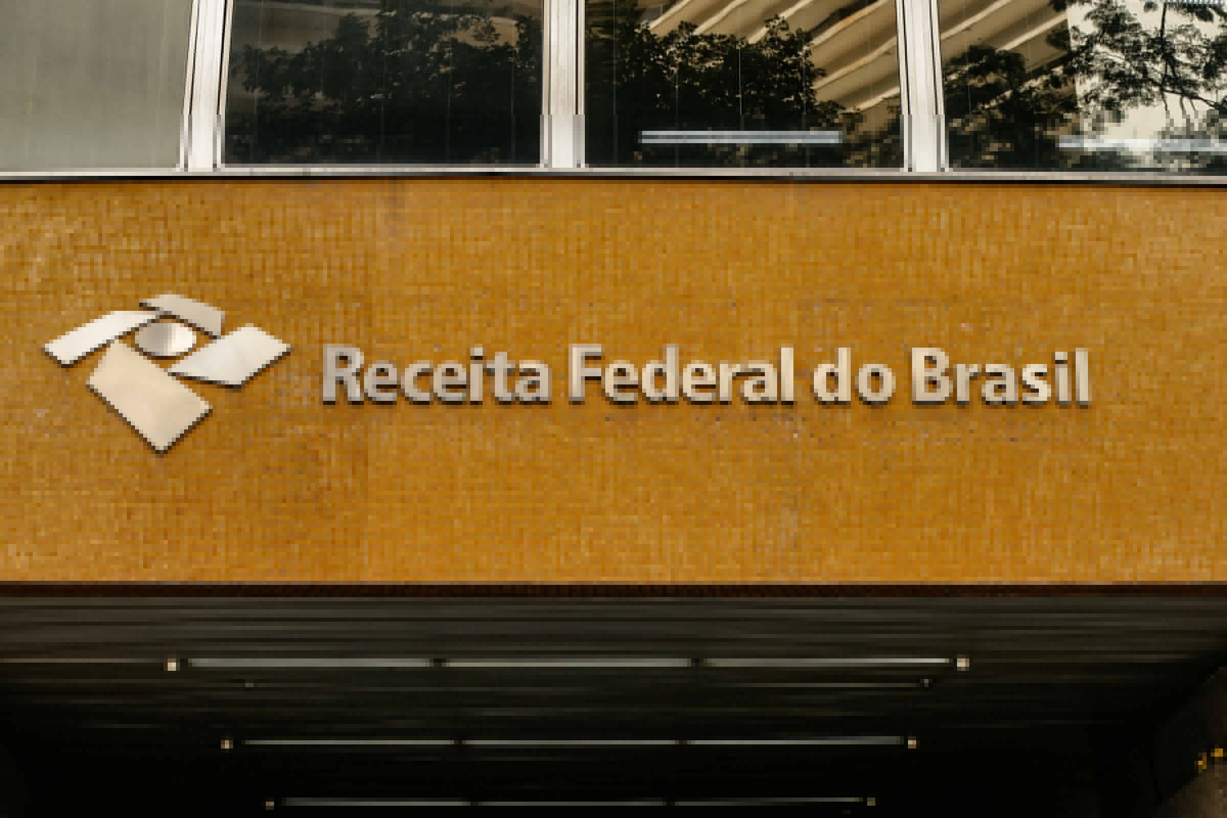Receita admite deduo mensal de IR pago no exterior por servios