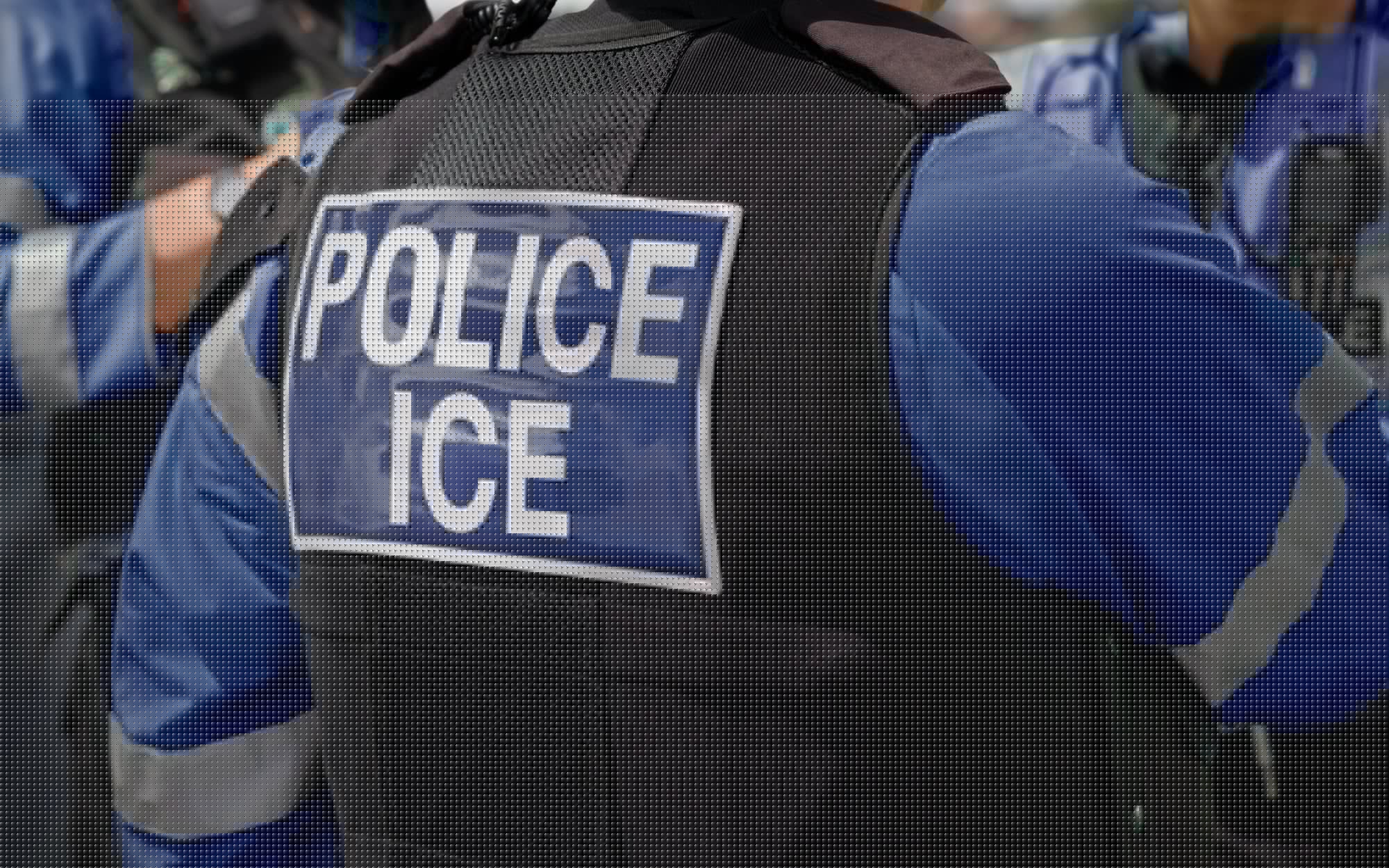 ICE chce elektrycznych rękawic dla agentów. Mogą generować 380 V