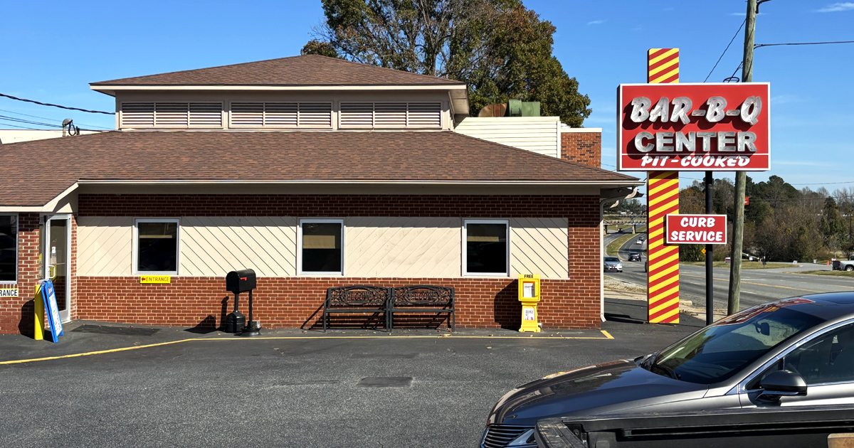The Cheeseburgers At This North Carolina BBQ Joint Are So Good, You’ll Dream About Them All Week
