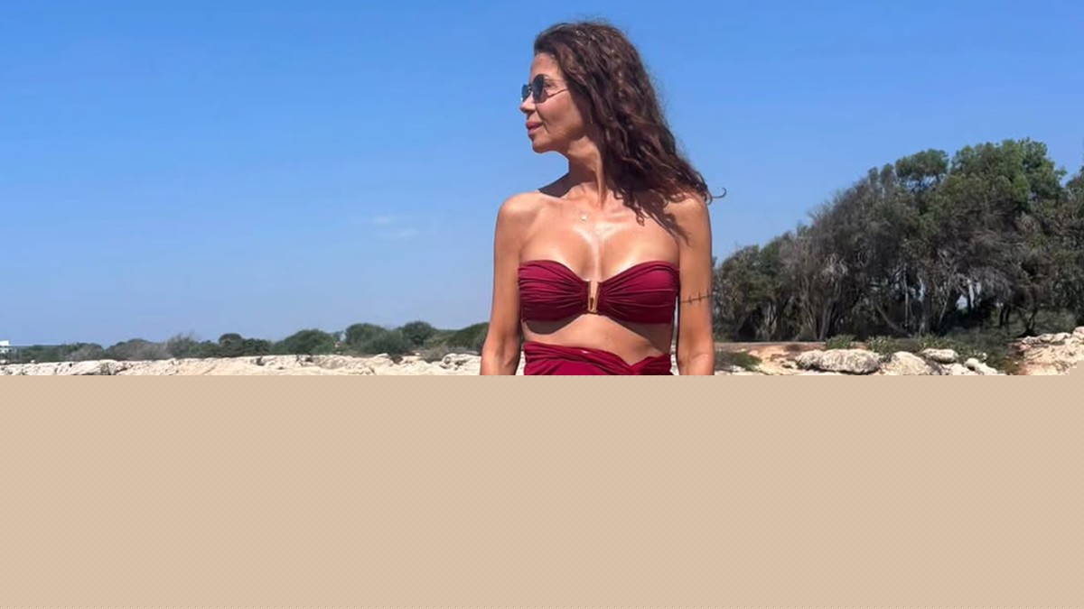 BILA OMILJENA VODITELJKA U SRBIJI, PA NESTALA SA MALIH EKRANA Promenila profesiju i život iz korena: Sada u 57. godini pozirala u bikiniju i oduševila (Foto)