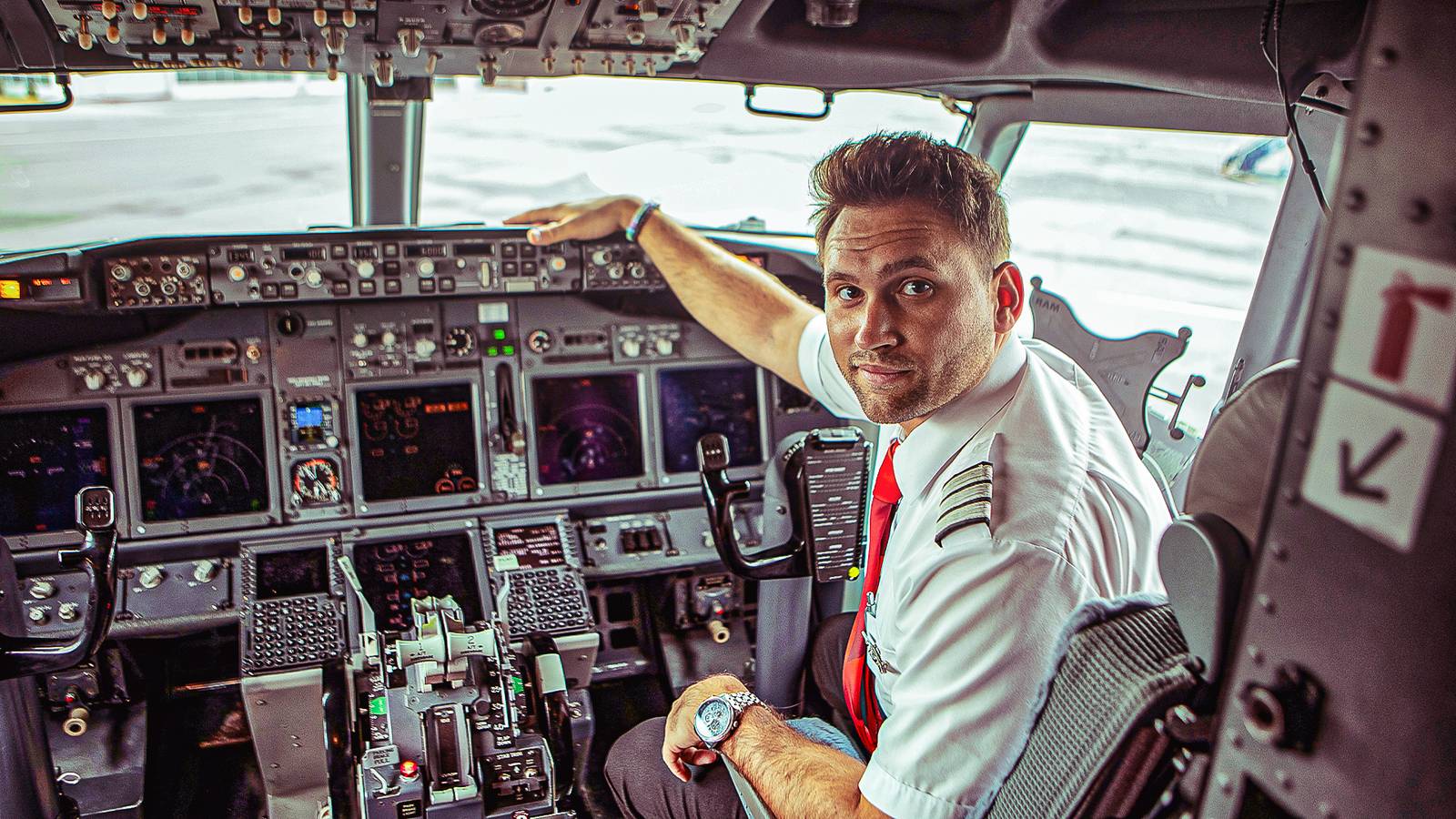What Pilots Actually Do In The 1st 10 Minutes After Takeoff That Passengers Never See